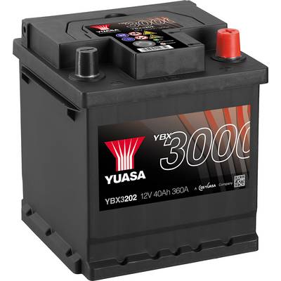 Zwarte autoaccu met rood-zwart etiket. Opschrift: 'YUASA YBX3000 12V 40Ah 360A'. Bovenaan twee aansluitklemmen.