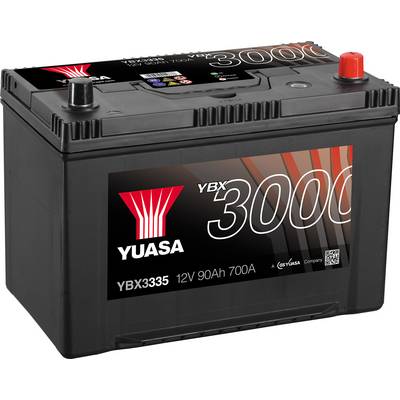 Zwarte autoaccu met rode en zwarte aansluiting. Opschrift: 'YUASA YBX 3000, 12V 90Ah 700A'. Merknaam en model duidelijk zichtbaar.