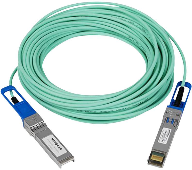 Netgear-netwerkkabel met twee blauwe aansluitingen aan de uiteinden, opgerold en klaar voor gebruik in een communicatienetwerk.