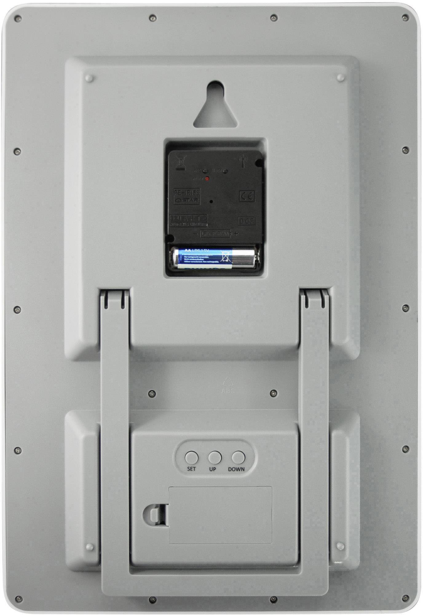 Achterkant van een elektronisch apparaat met twee AA-batterijen en bedieningselementen.