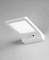 Witte LED-wandlamp met bewegingssensor gemonteerd aan een grijze muur, toont rechthoekig verlichtingsoppervlak. Ideaal voor buitenruimtes.
