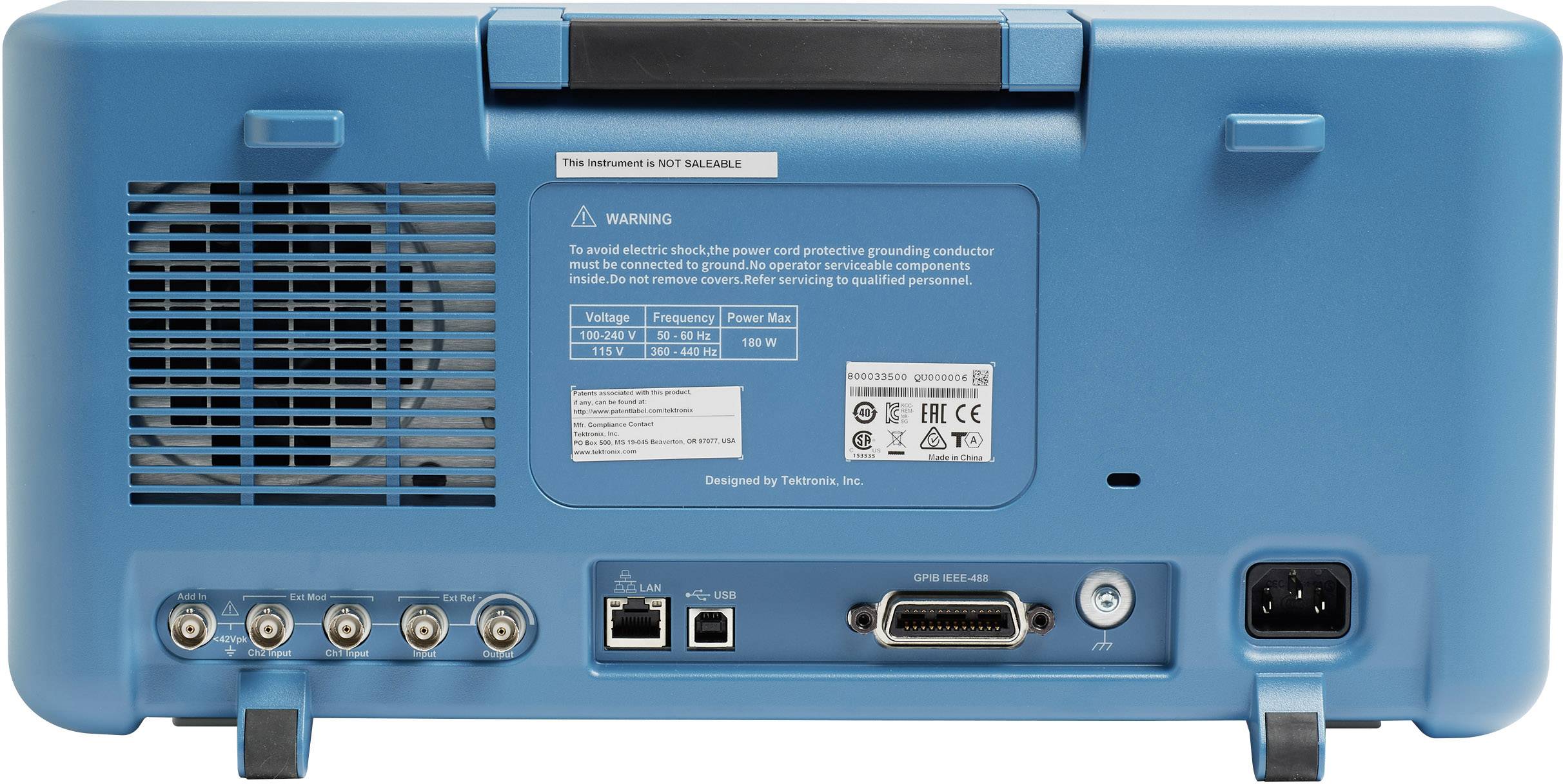 Achterkant van een elektronisch apparaat met aansluitingen en ventilator. Een sticker toont waarschuwingen en technische specificaties.