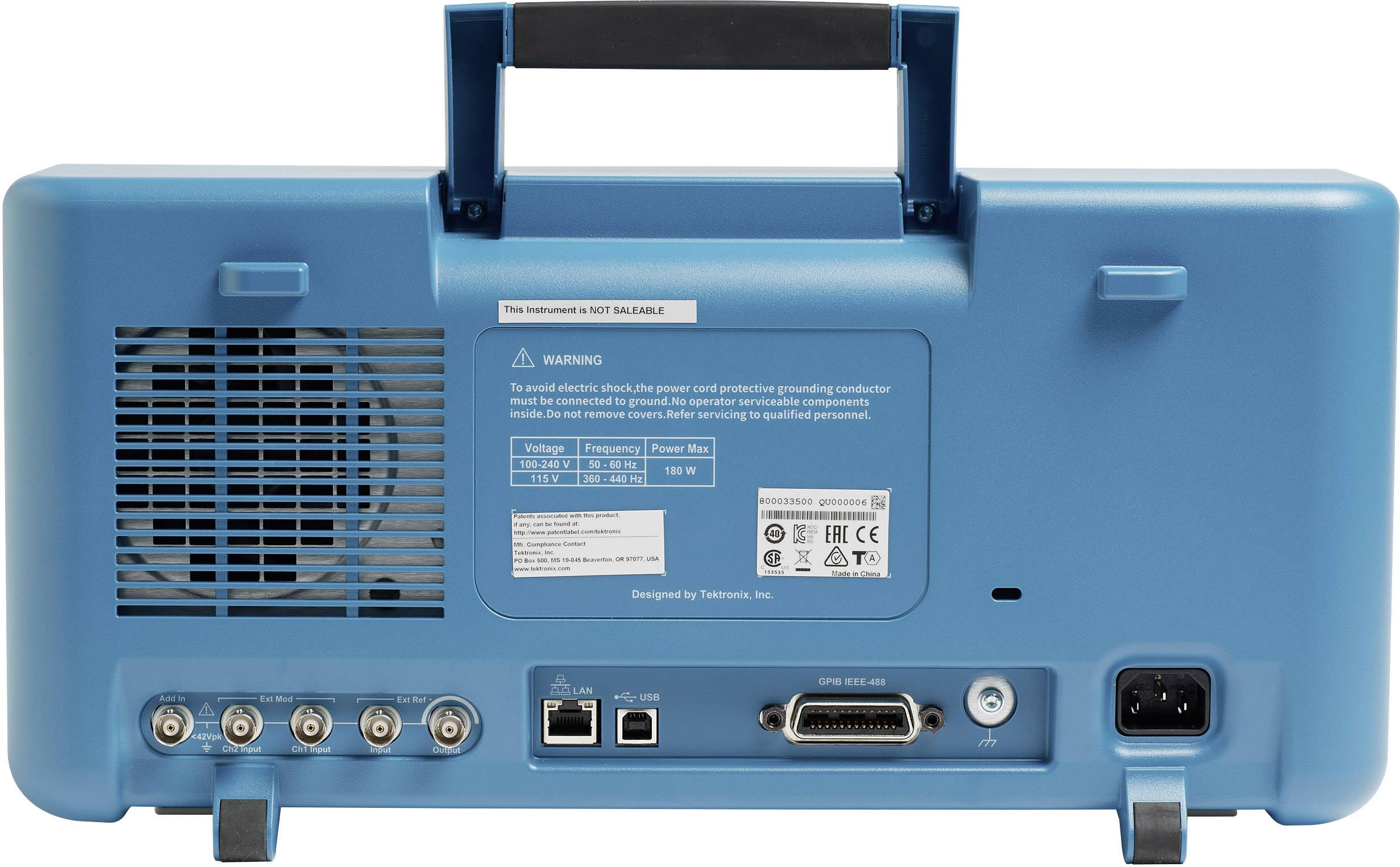 Achterzijde van een blauw elektronisch apparaat met meerdere aansluitingsmogelijkheden en een ventilator. Etiketten waarschuwen voor elektrische gevaren.