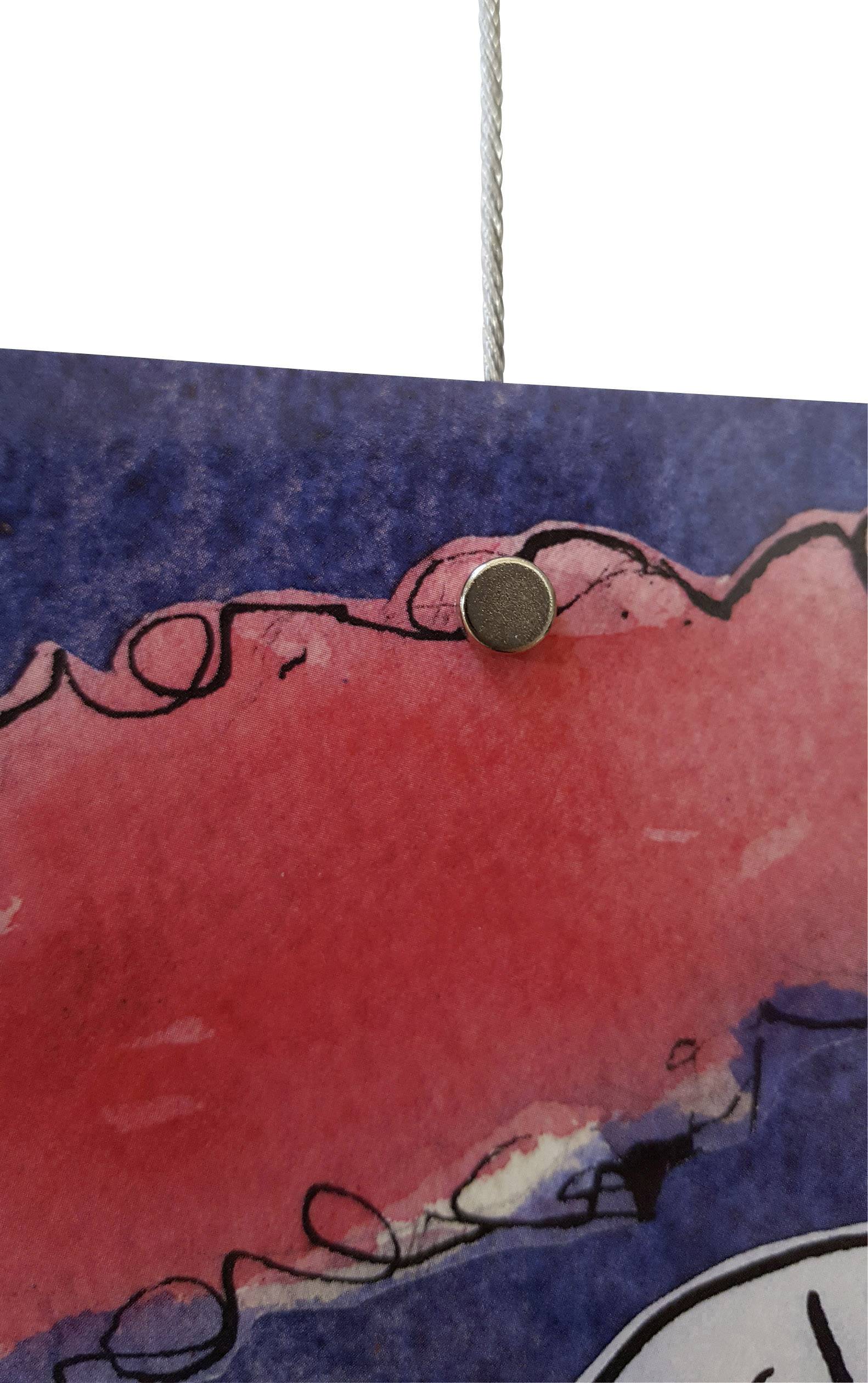 Uitsnede van een gekleurd, vastgemaakt kunstwerk, gedeeltelijk abstract met rode en blauwe tinten, hangend aan een staalkabel.