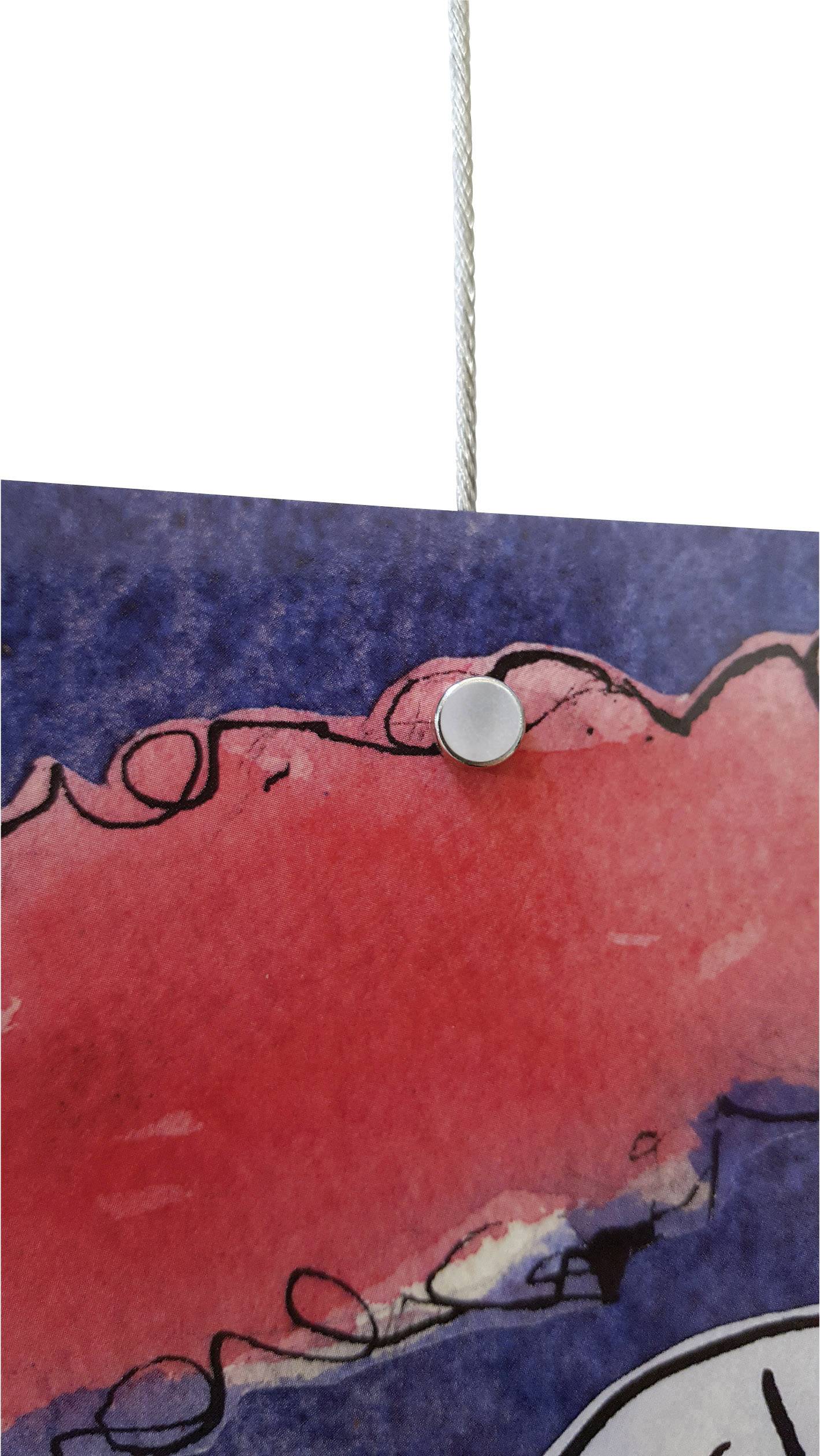 Sterke close-up van een opgehangen kunstwerk met voornamelijk roze en blauwe kleuren, bevestigd met een metalen schroef.
