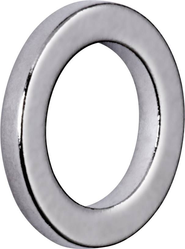 Zilveren metalen ring, plat met een ronde doorsnede, tegen een witte achtergrond.