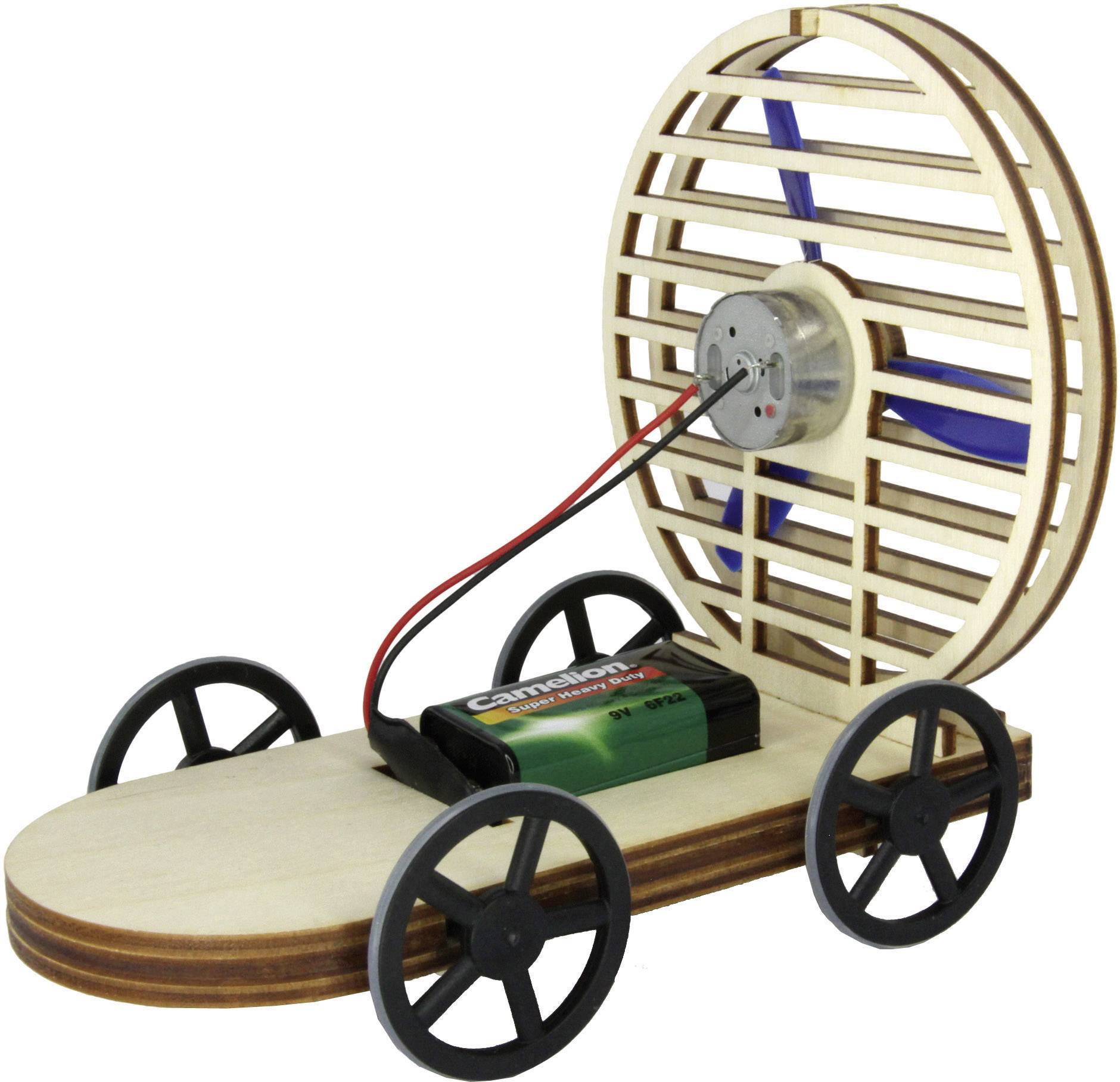 Een zelfgemaakt houten modelauto met elektromotor en batterij. Aandrijving door een grote ventilator aan de achterkant.
