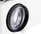 Close-up van een witte projector met zichtbare lens.