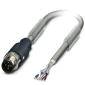 Een zwarte kabel met een zespolige stekker aan het ene uiteinde en losse draden aan het andere uiteinde ligt op een witte achtergrond.