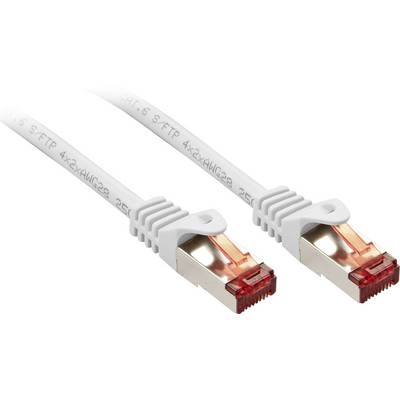 Twee witte Ethernet-kabels met rode, afgeschermde connectoren, ideaal voor snelle gegevensoverdracht en netwerkverbindingen.
