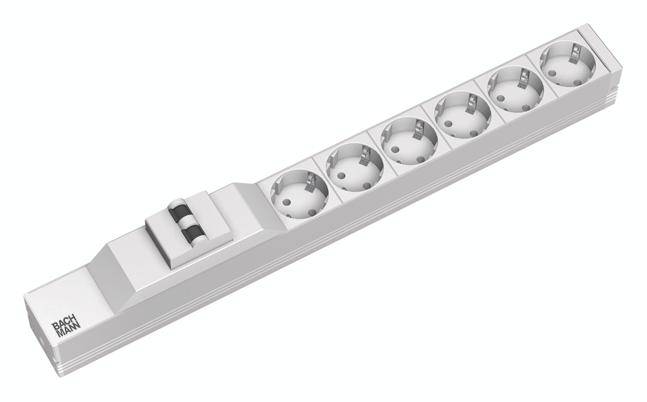 Een witte stekkerdoos met zes aansluitingen, geschikt voor het aansluiten van meerdere elektronische apparaten.