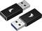 Zwarte USB-stick-adapters met USB-C- en USB-A-aansluitingen, merklogo op metalen uiteinden, witte emblemen zichtbaar.