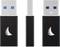Drie weergaven van een zwarte USB-stick met een blauwe en zilveren aansluiting, waarop een wit logo is afgebeeld.