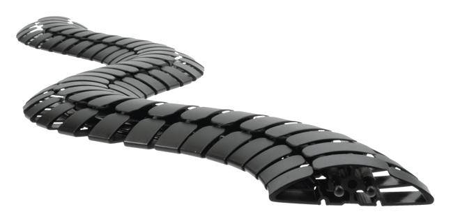 Zwarte, slangenachtige kabelbeveiliging, flexibel en gesegmenteerd, bestemd voor het bundelen en beschermen van kabels.