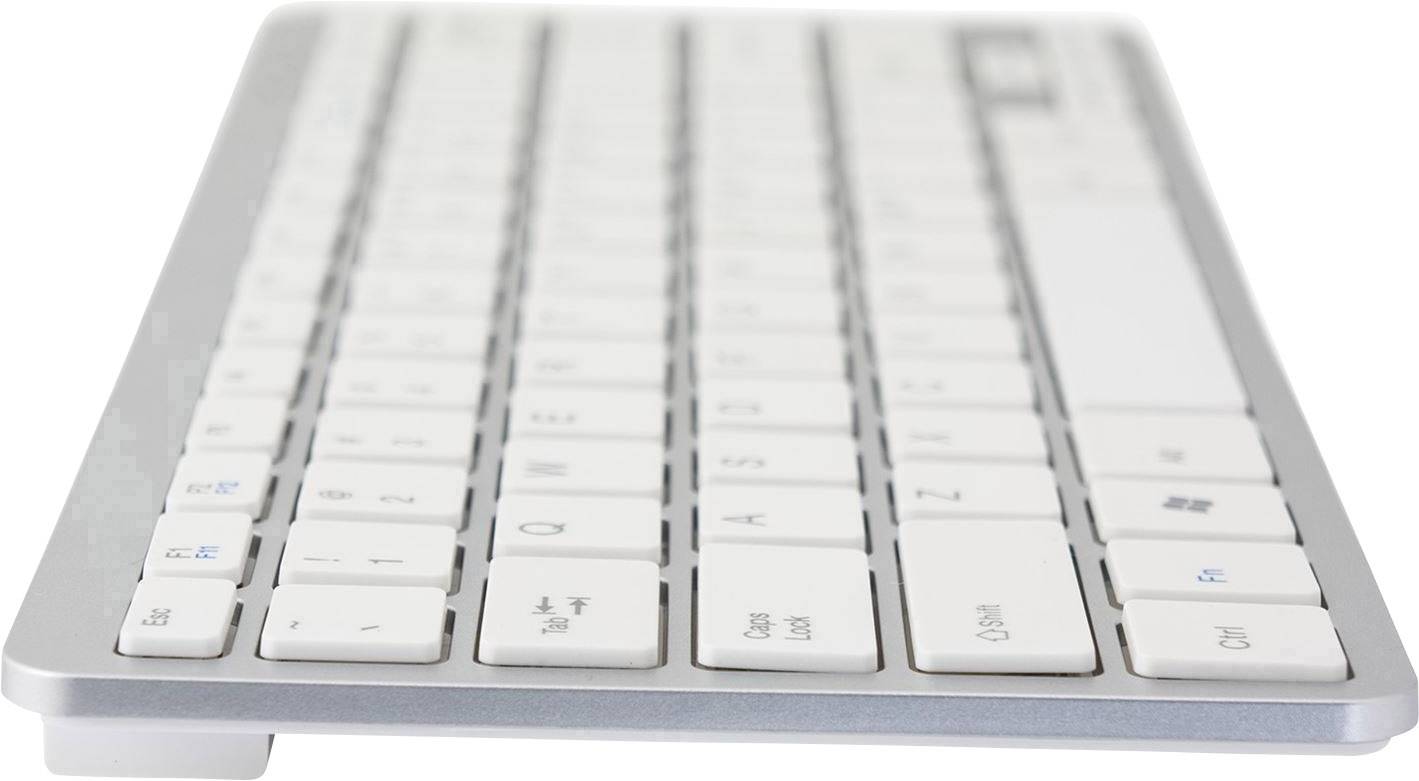 Witte, compacte computertastatur vanuit een schuine zijhoek. Plat ontwerp met zilveren rand en duidelijk gelabelde toetsen.