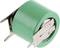 Een groene, cilindrische condensator met twee metalen aansluitingen voor bevestiging.