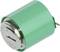 Een groene cilindrische batterij met twee metalen aansluitpunten aan één kant, op een witte achtergrond.