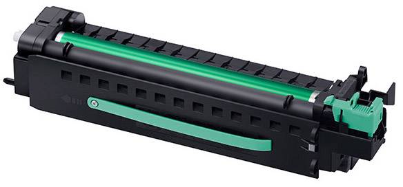 Tonercartridge voor laserprinters, gemaakt van kunststof met een groene greep en een zwarte behuizing, weergegeven op een witte achtergrond.