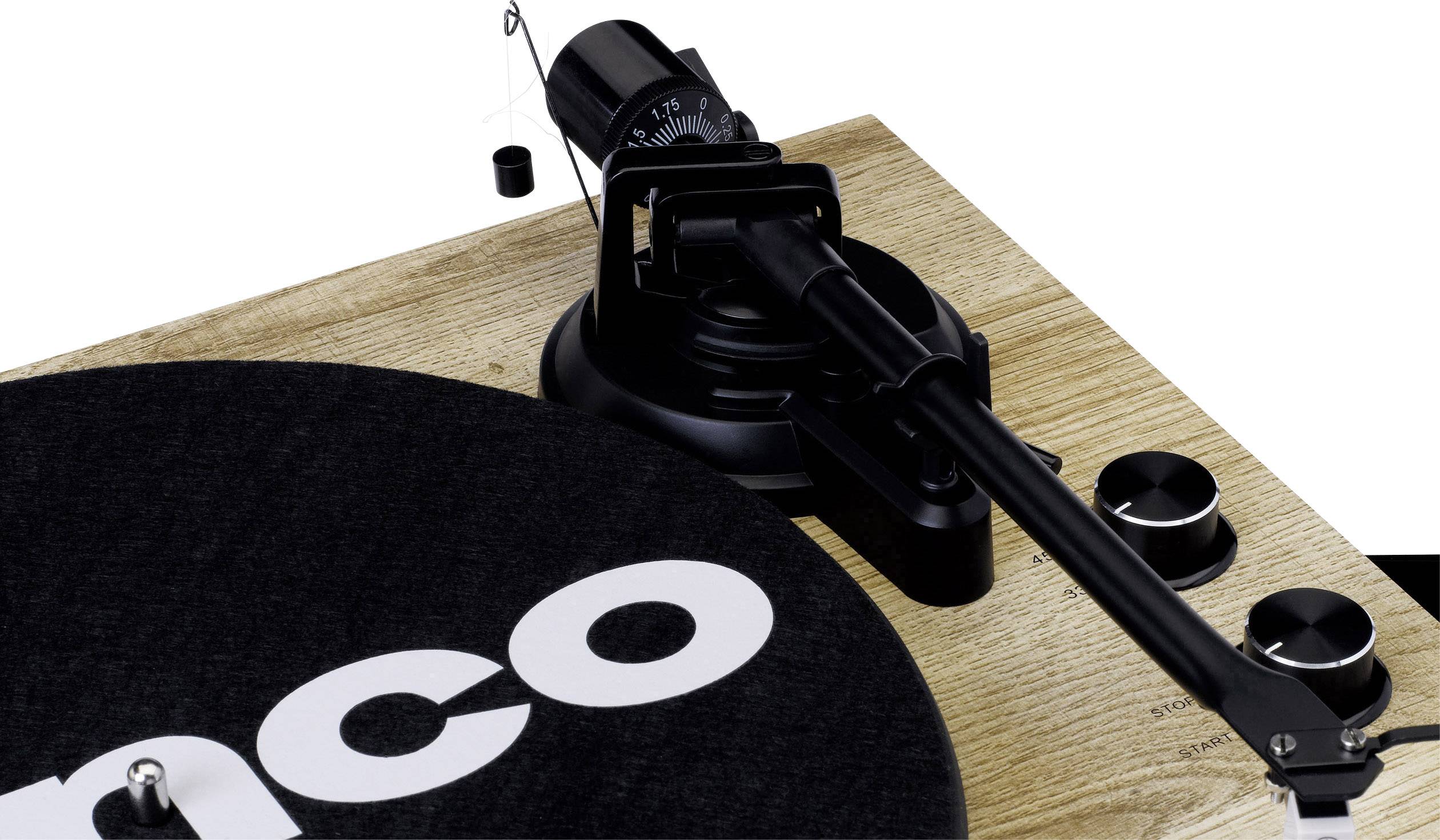 Platenspeler met houtlook, toonarm en drie bedieningsknoppen. De draaitafel heeft een opvallende witte opdruk.