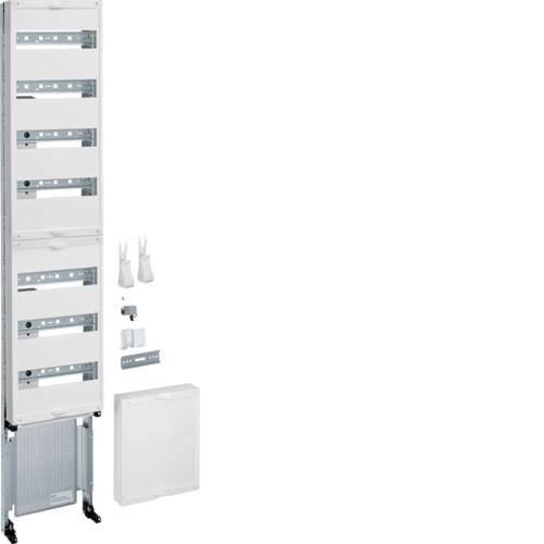 Een grijze schakelkast met meerdere rijen schakelaars en indicatoren. Ernaast bevinden zich accessoireonderdelen en montagemateriaal.