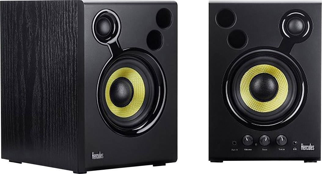 Twee zwarte luidsprekers met gele woofers. De linker luidspreker is groter. De rechter heeft regelaars en een koptelefoonaansluiting.