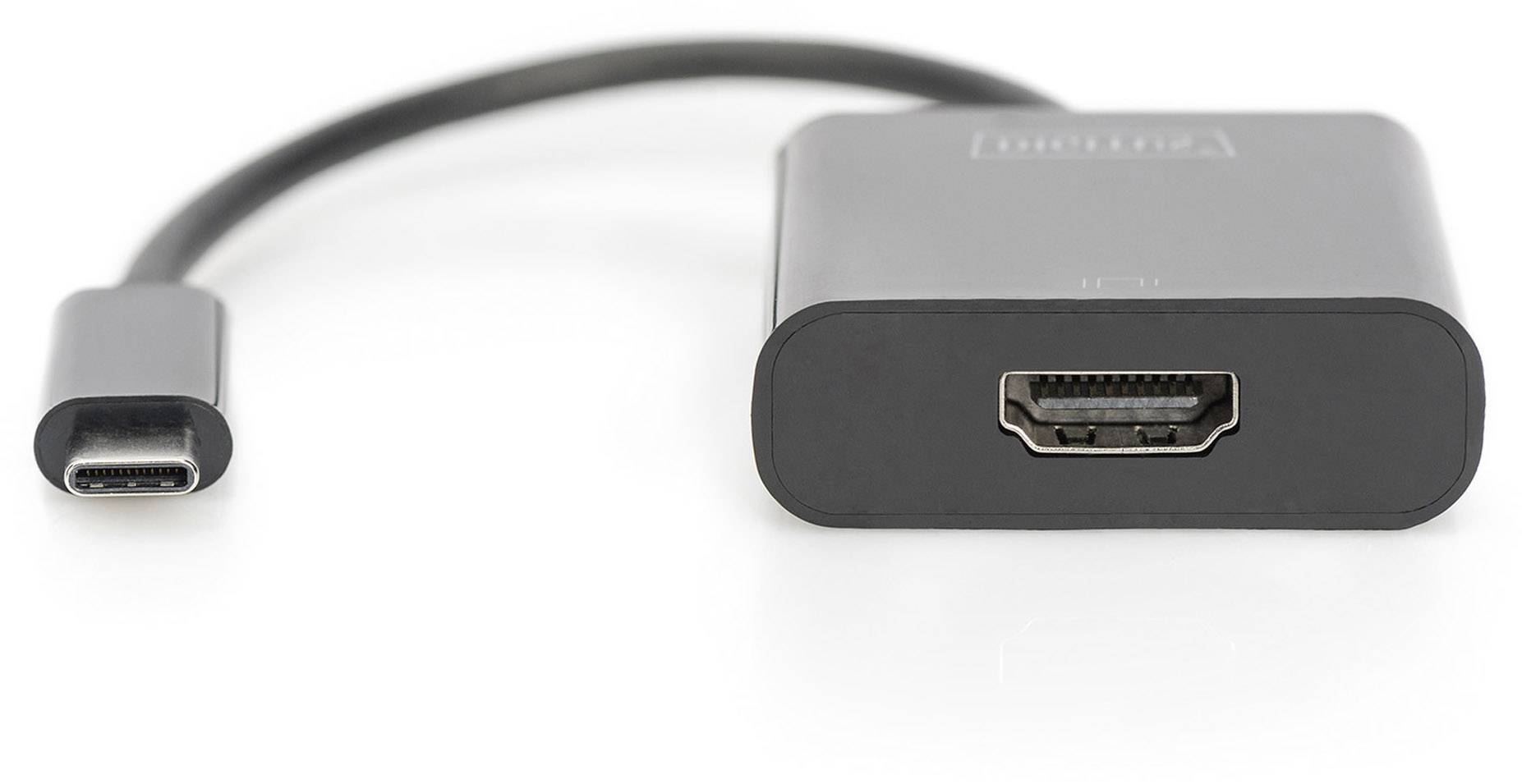 Een zwarte adapter converteert USB-C naar HDMI, geschikt voor het aansluiten van apparaten zoals laptops op monitors of televisies.