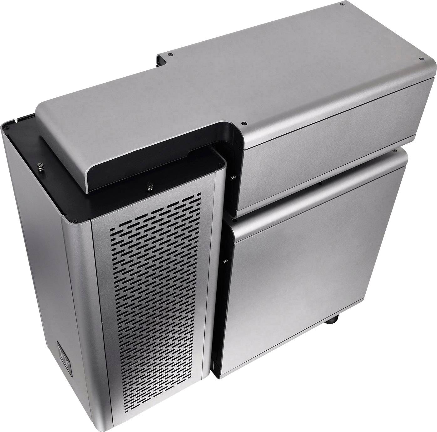 Grote metalen computertoren in een zilveren behuizing, industrieel design.