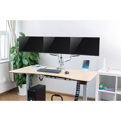Een bureau met drie grote monitoren, toetsenbord, muis en tablet. De monitoren zijn naast elkaar gemonteerd op een monitorarm.
