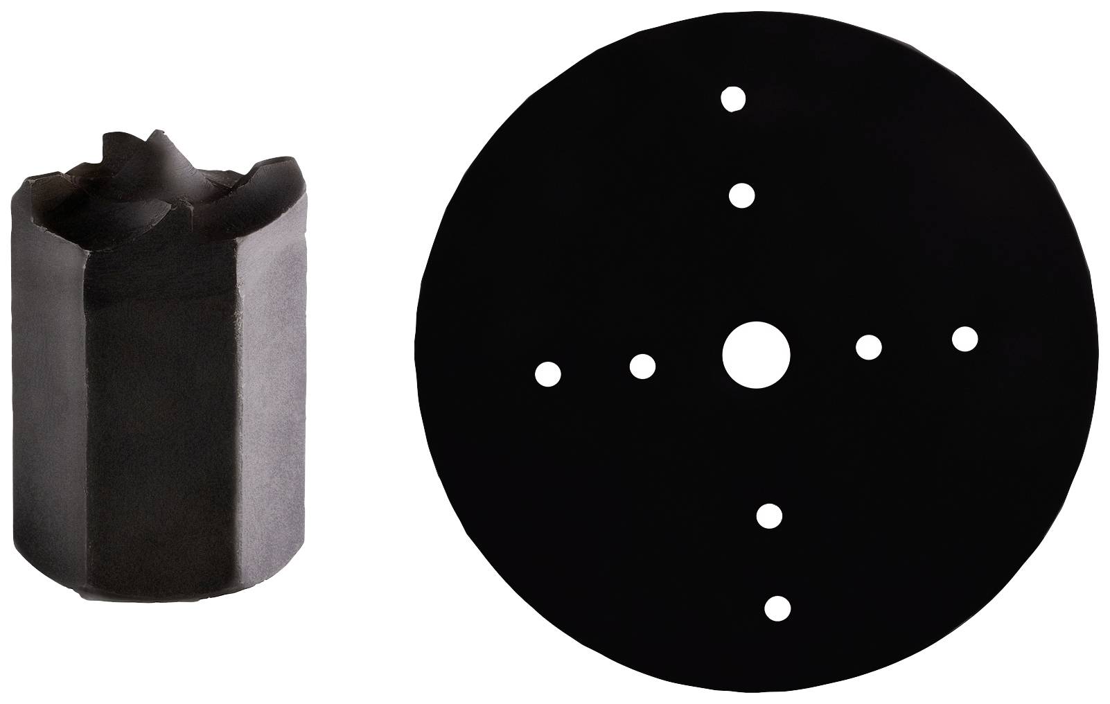 'Een cilindrisch metalen onderdeel naast een ronde metalen schijf met meerdere gaten in een regelmatig patroon.'