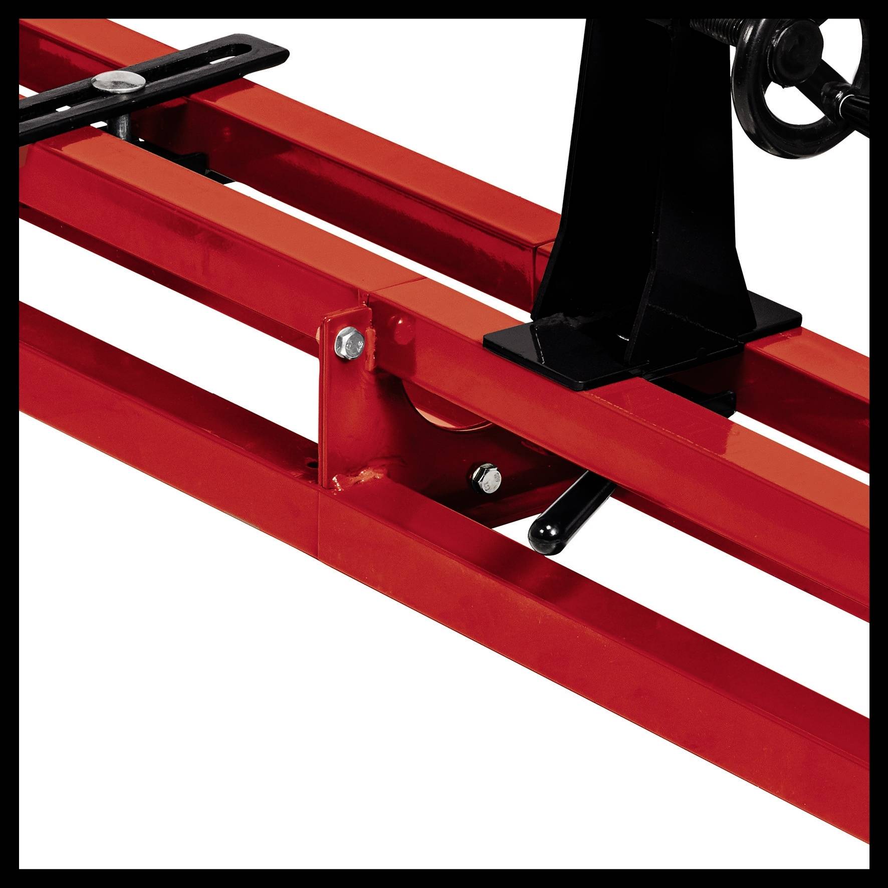 Rood metalen frame met een zwarte hefboom op een machine, vermoedelijk onderdeel van een technisch apparaat of mechanisme.