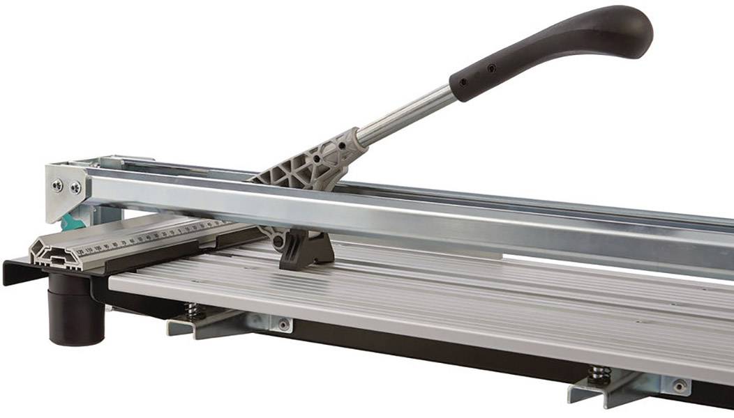 Een handmatig snijapparaat met een lange steel en mes, gemonteerd op een tafel, voor het precies snijden van materialen.