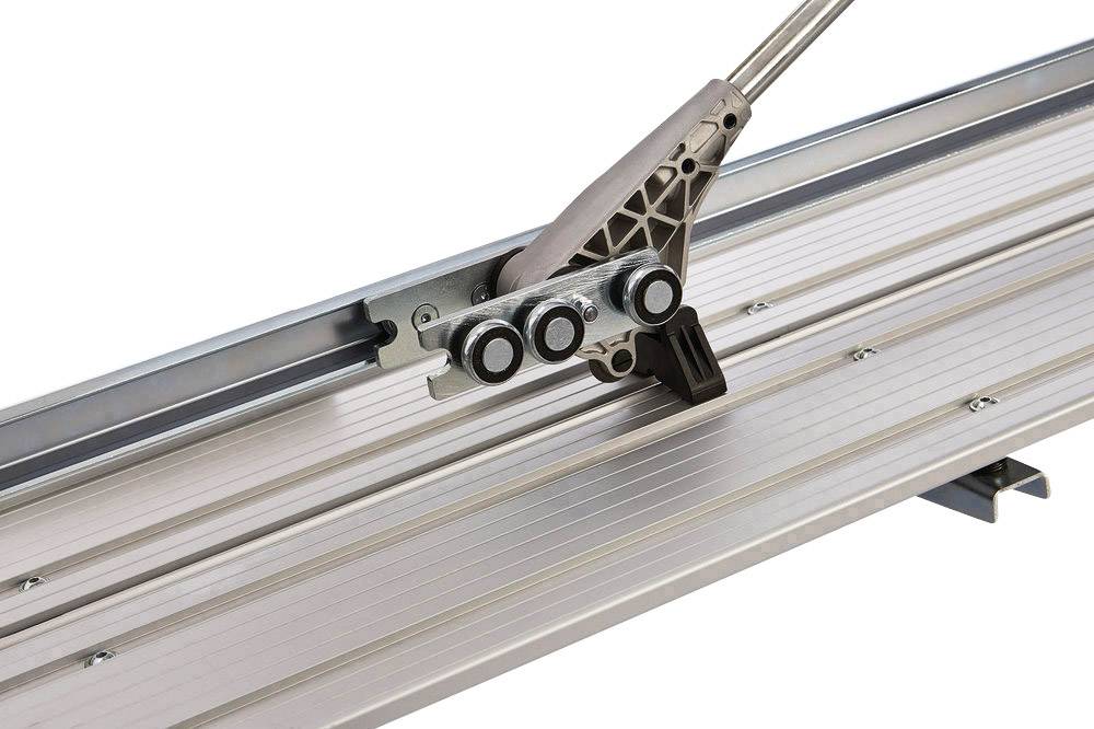 Een tegelsnijder met handmatige hefboom op metalen rail, geschikt voor het precies snijden van keramische en porseleinen tegels.