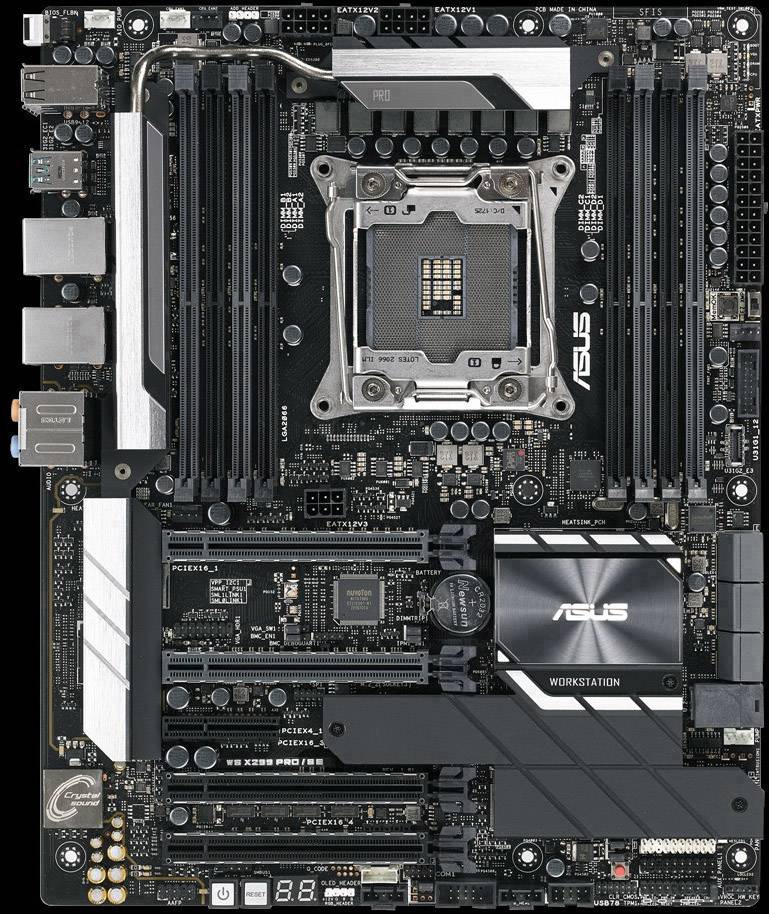 Een computermoederbord met meerdere RAM-sleuven en verschillende aansluitingen en componenten, inclusief een grote processorsocket.