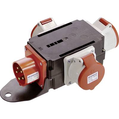 Een elektrische verdeelblok met meerdere industriële stopcontacten en stekkers in rood en wit op een metalen beugel.