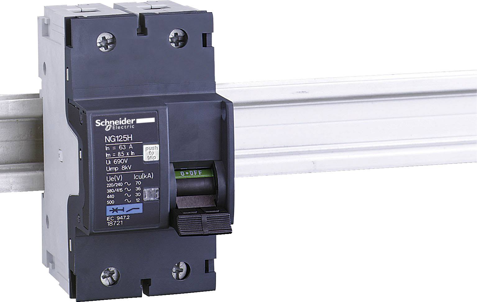 Automatische beveiligingsschakelaar van het merk Schneider Electric op een DIN-rail. Hoofdcomponenten en bedieningshendel zijn zichtbaar.