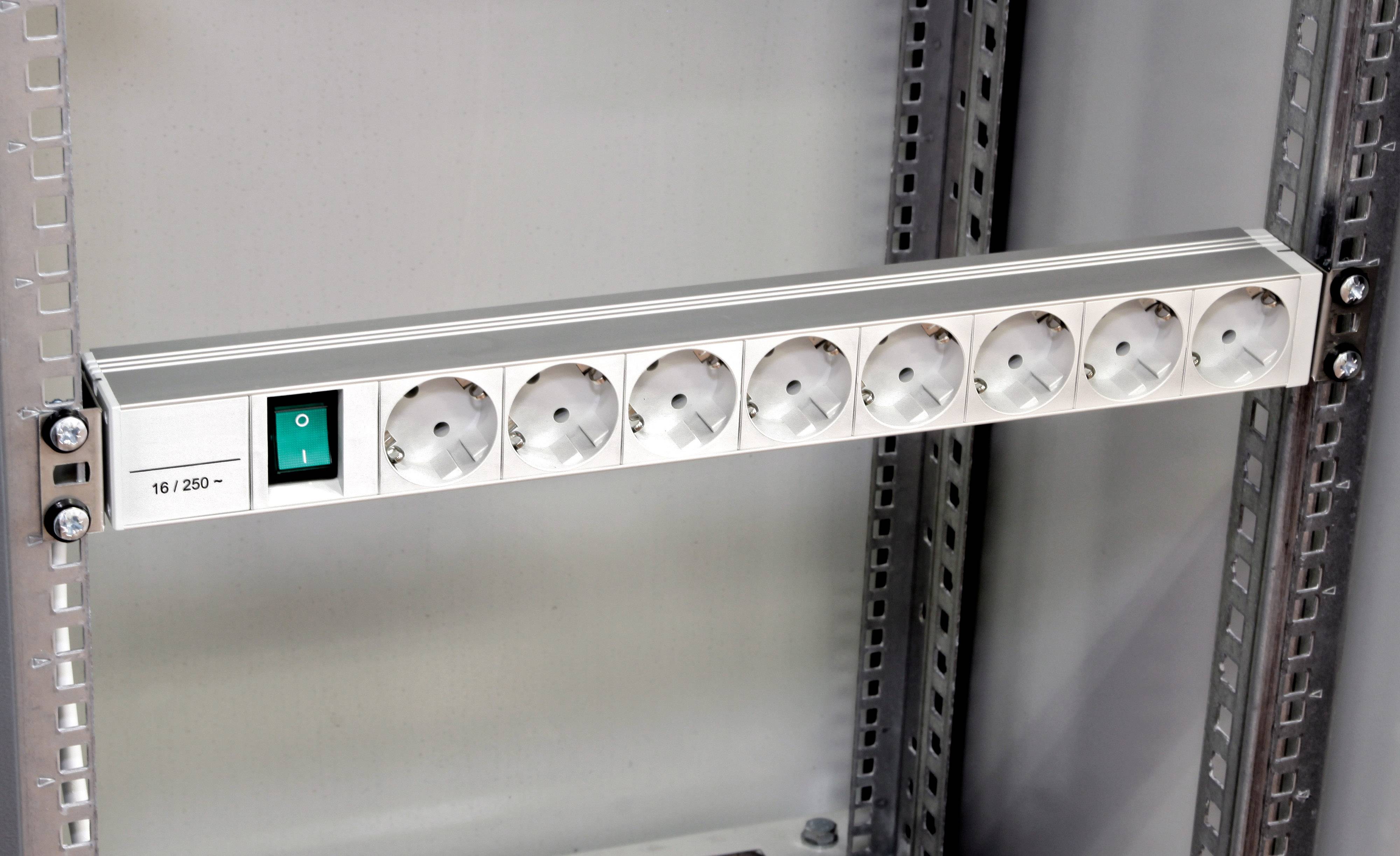 Stekkerdoos met acht aansluitingen en een groene aan-/uitschakelaar, gemonteerd op een metalen frame in een serverrek.