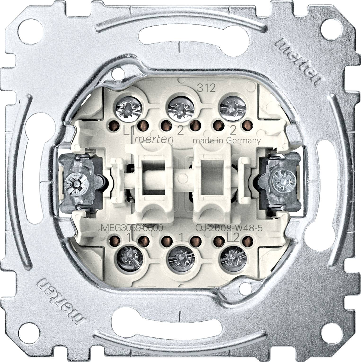 Close-up van een elektrisch stopcontact dat gedeeltelijk in de behuizing is gemonteerd, met zichtbare schroeven en productiedetails.