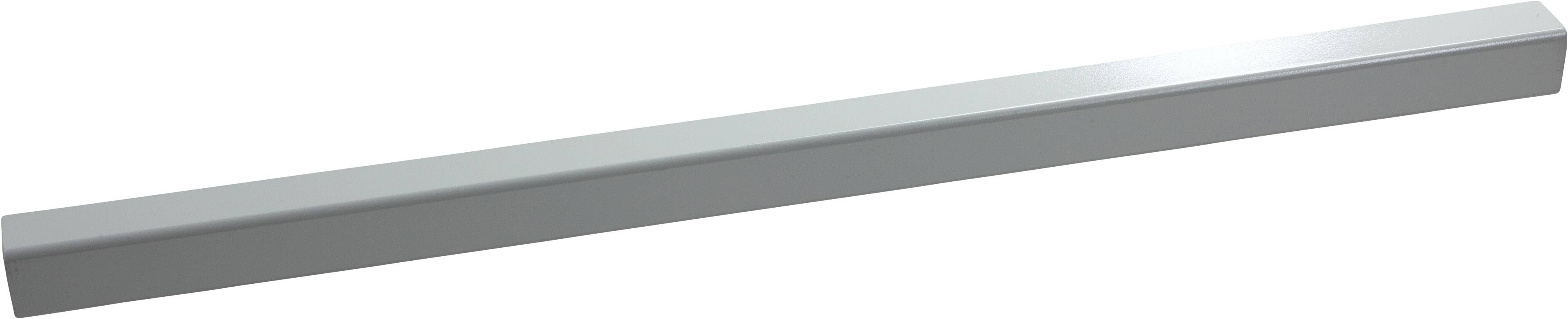 Een lange, smalle aluminiumstrook met een glanzend oppervlak ligt diagonaal.