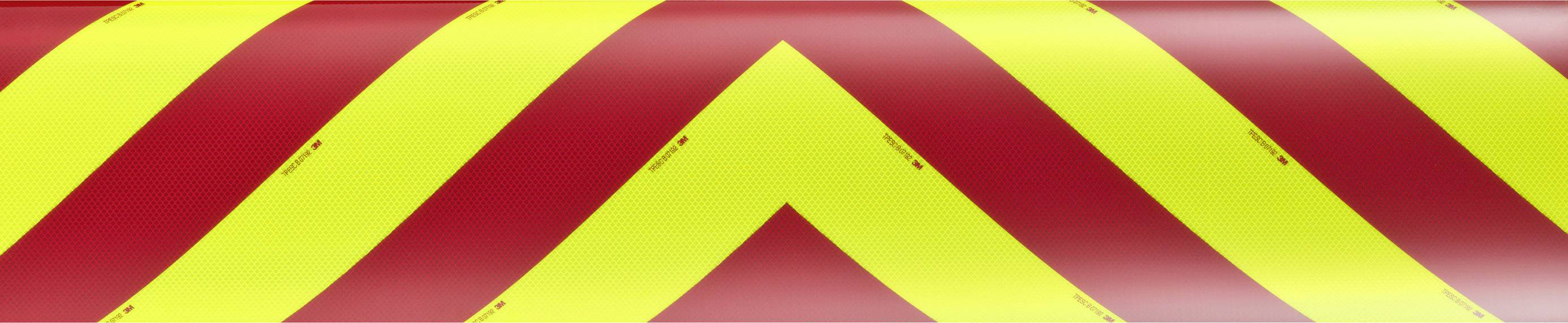 Geel en rood chevron-patroon, typisch gebruikt om de zichtbaarheid op voertuigen of verkeersborden te vergroten.