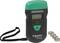 Vochtigheidsmeter van Schneider Electric met display en twee knoppen, naast vijf batterijen.