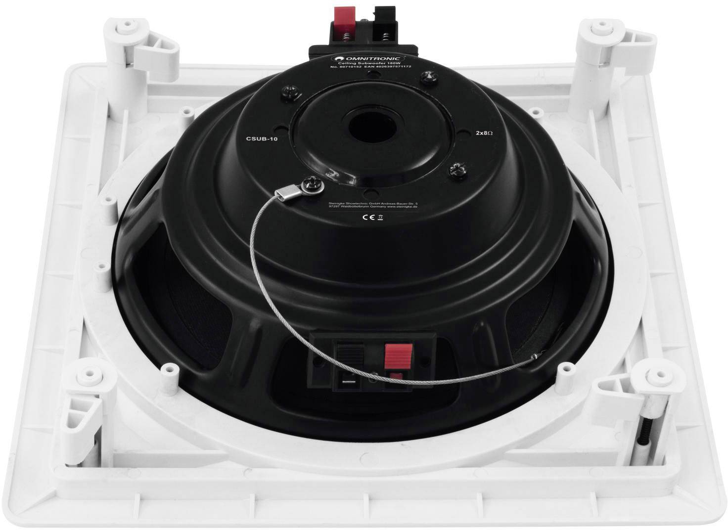 Een vierkante luidspreker met afneembaar rooster, gemonteerd voor plafondinstallatie, met zichtbare kabelaansluitingen en bevestigingsbeugels.