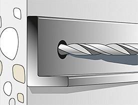 Een boormachine boort een metalen plaat. Links zijn details van een stenen muur zichtbaar.