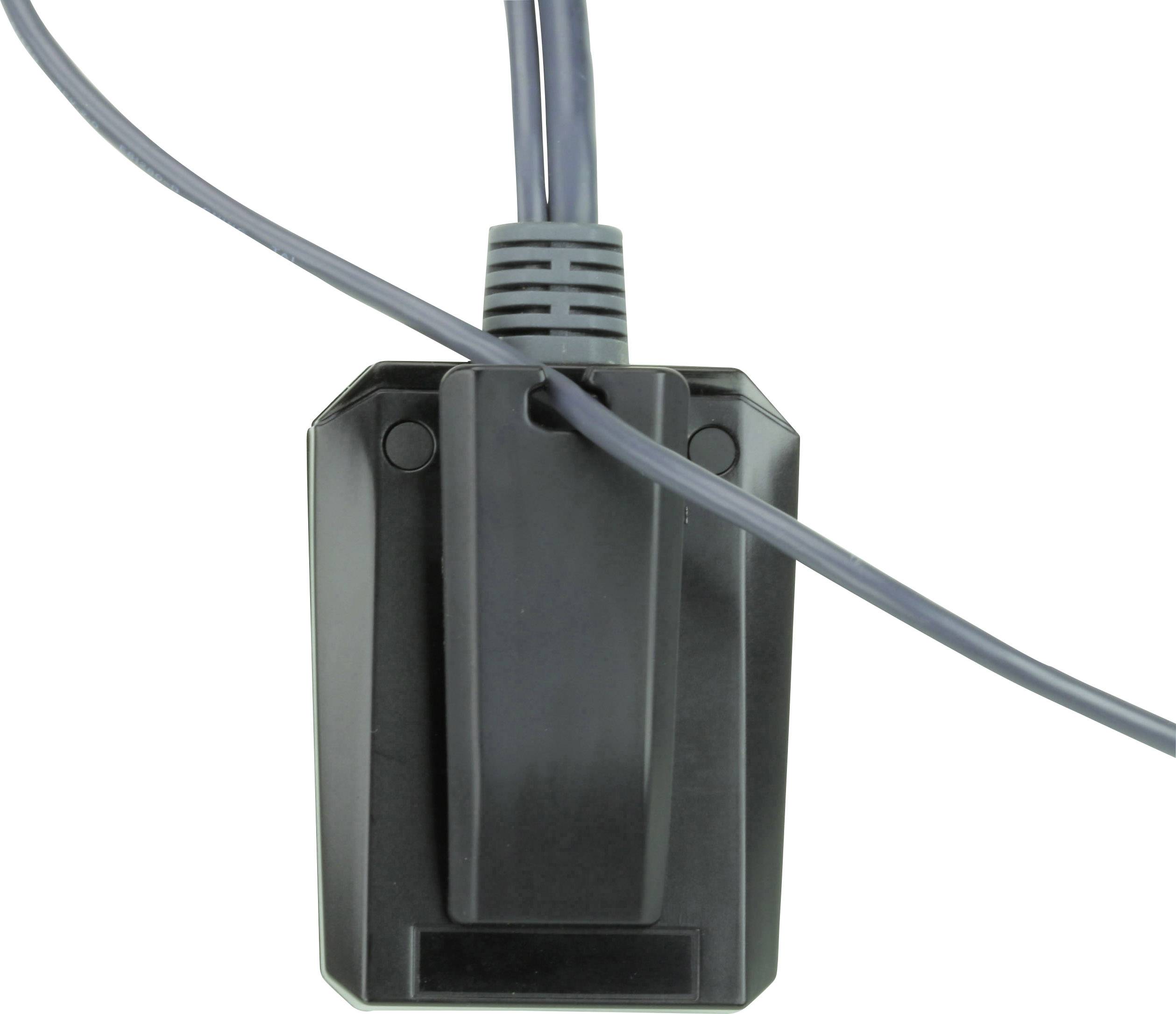 Een zwart elektrisch apparaat met een stekaansluiting en een kabel die van bovenaf naar beneden loopt. Voornamelijk een vierkante vorm.