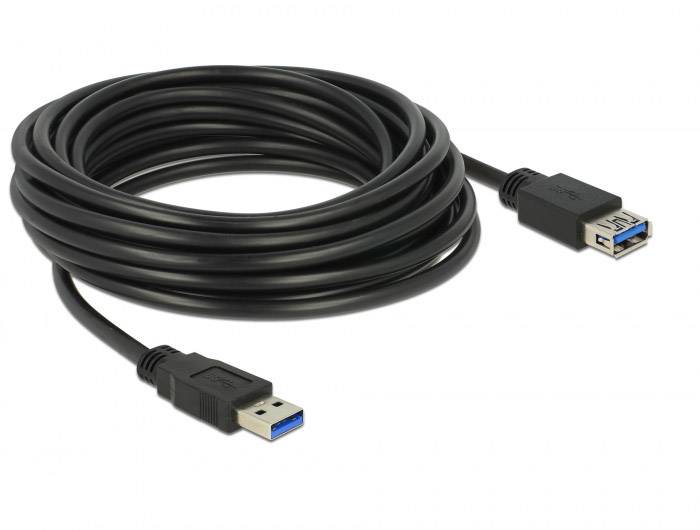 Een lang, zwart USB 3.0-kabel met een standaard USB-stekker en een USB-aansluiting, geschikt voor het verlengen van USB-verbindingen.