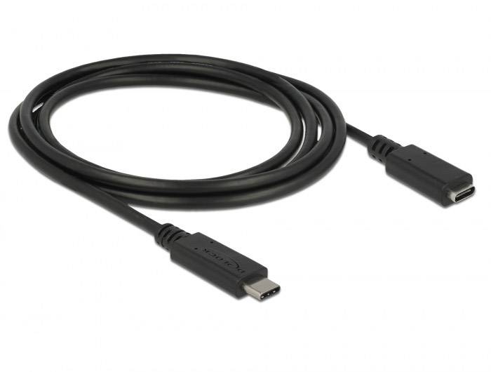 Een zwart USB-C-kabel met twee aansluitingen, geschikt voor gegevensoverdracht en het opladen van elektronische apparaten.