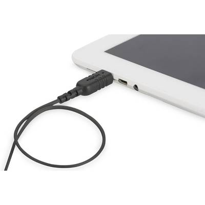 Een tablet is verbonden met een USB-kabel. De kabel is aangesloten op de USB-poort van de tablet.