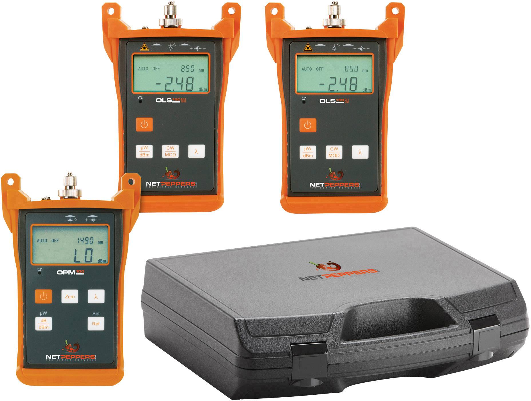 Drie oranje signaaltesters met digitale displays op een tafel voor een zwarte hardcase koffer.