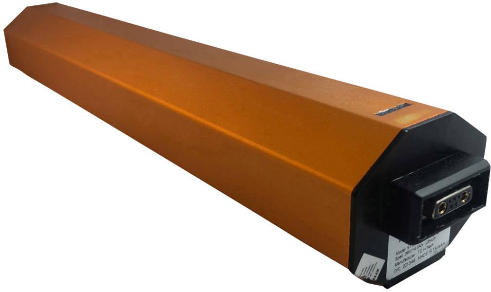 Een oranje, rechthoekige doos met een zwarte aansluiting aan een uiteinde, vermoedelijk een batterij of een technisch apparaat.