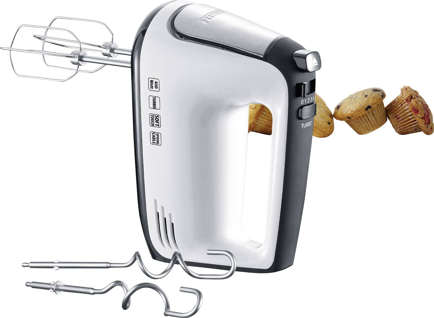 Een handmixer met roergardes en deeghaak. Ernaast zijn muffins te zien die uit de mixer lijken te komen.