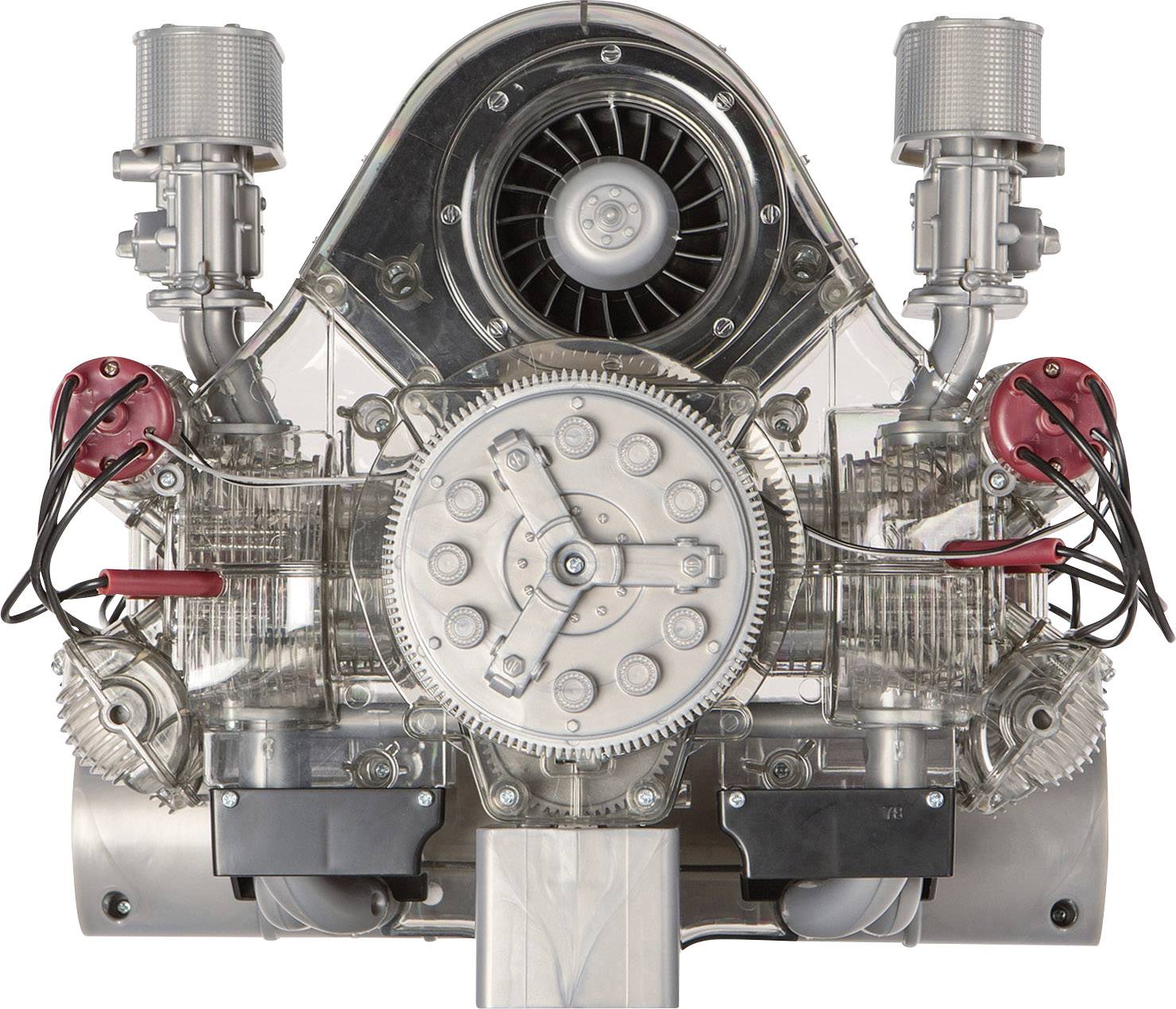 Een verchroomde, gedetailleerde motor met blootliggende onderdelen en twee ventilatoren bovenaan. Zichtbaar zijn tandwielen en een vliegwieldeksel.
